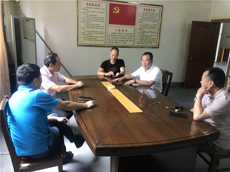 縣企聯(lián)會常務(wù)副會長、秘書長、松源商會會長李易順帶隊走訪企業(yè)