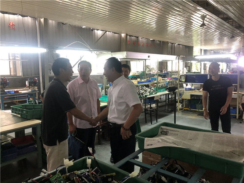 縣企聯(lián)會常務(wù)副會長、秘書長、松源商會會長李易順帶隊走訪企業(yè)