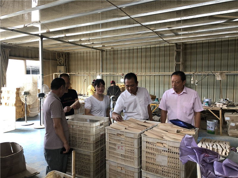 縣企聯(lián)會常務(wù)副會長、秘書長、松源商會會長李易順帶隊走訪企業(yè)