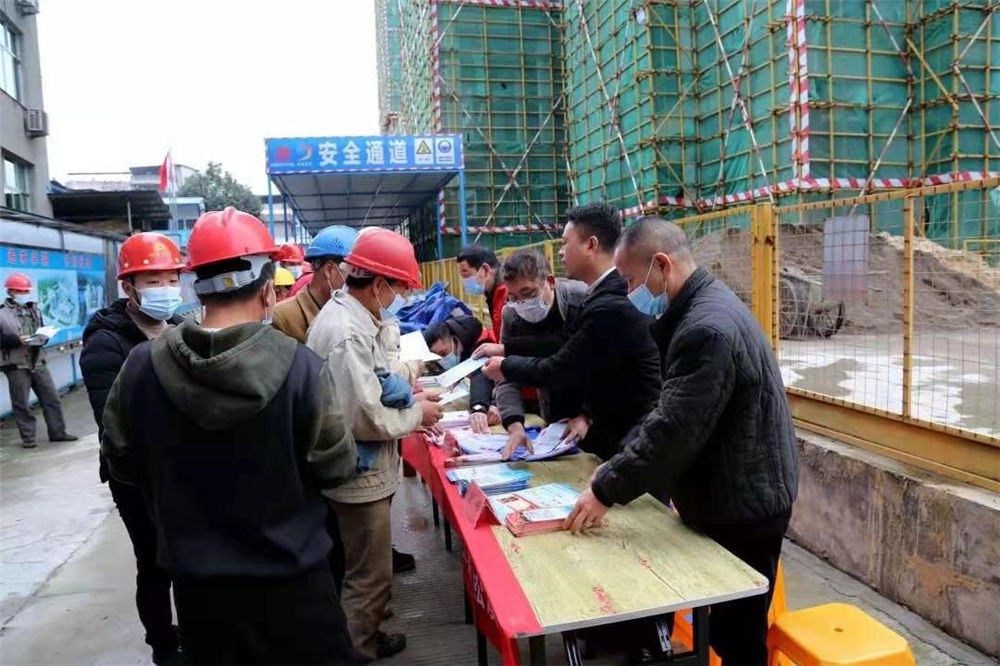 工農(nóng)路農(nóng)貿(mào)市場及安置房綜合體項目部攜手松溪縣總工會、司法局聯(lián)合開展農(nóng)民工公益法律服務(wù)行動