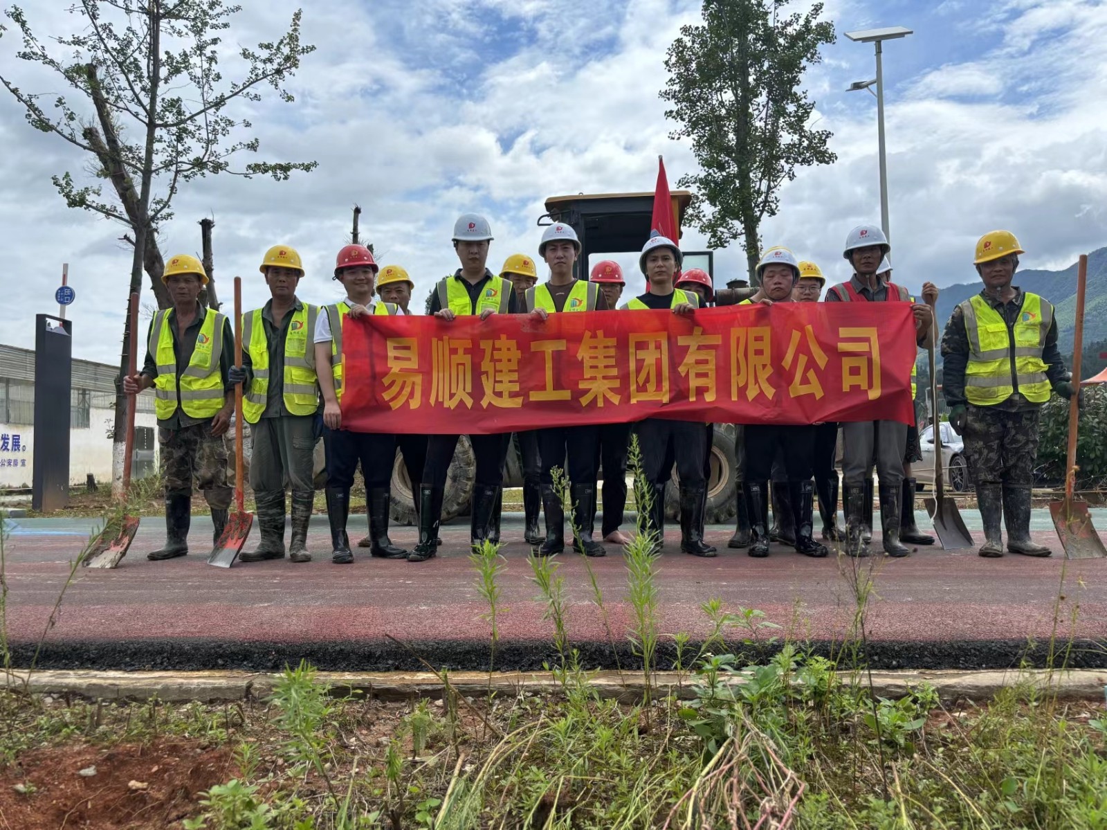 易順建工集團(tuán)有限公司總經(jīng)理李晉恒率領(lǐng)廣東子公司、廈門分公司負(fù)責(zé)人馳援梅口埠 助力災(zāi)后淤泥垃圾清理工作